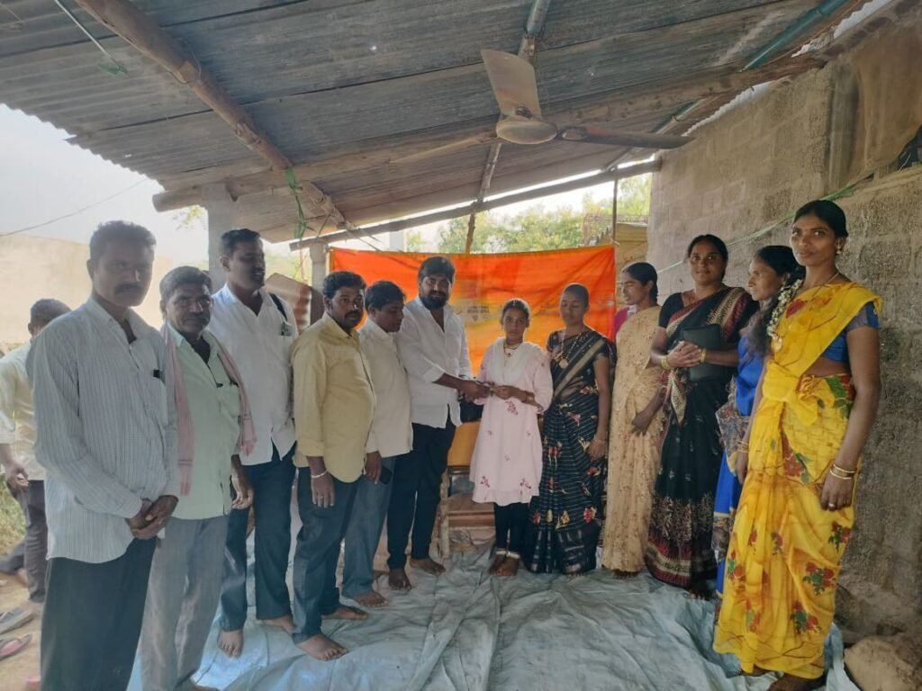 నూతన వస్త్ర అలంకరణ మహోత్సవంలో&nbsp; పాల్గొని 2,000 అందజేసిన<br>గంజాయి శ్రీనివాస్