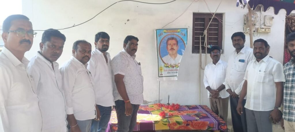 మాజీ ఎంపీటీసీ కుటుంబానికి రసమయి బాలకిషన్ హృదయపూర్వక పరామర్శ”కేషవేని రాజేశం చిత్రపటం వద్ద కన్నీటి నివాళులు