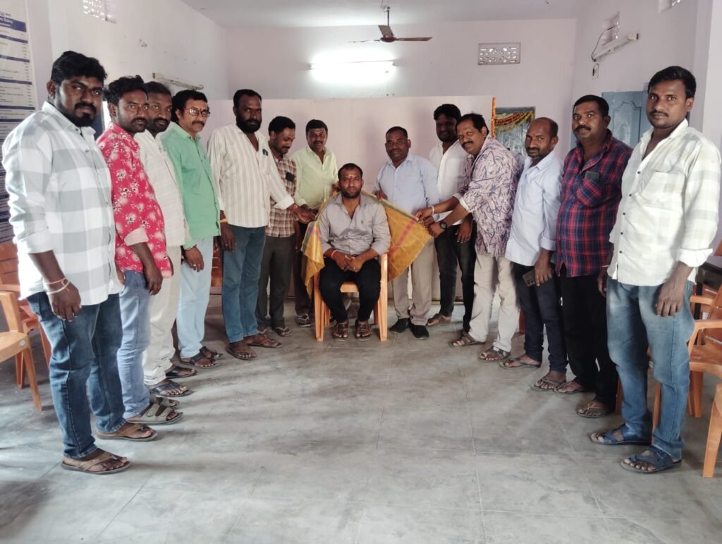 ఇల్లంతకుంట గ్రామ సర్పంచ్ మామిడి రాజుకు ఘన సన్మానం