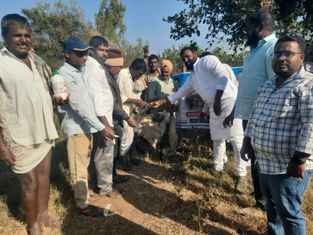 ఖమ్మంపల్లిలో జీవాలకు నట్టల నివారణ మందుల పంపిణీ