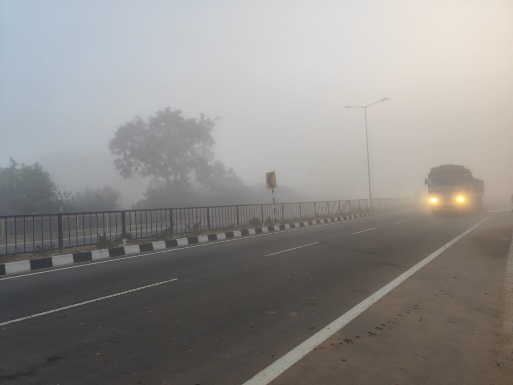 ఘనమైన పొగమంచు ఆవరింపు ప్రయాణికులకు, రైతులకు ఇబ్బందులు