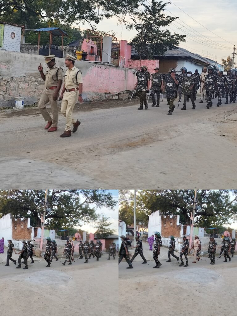 ఇరుకోడుగ్రామంలోపోలీస్ ఫ్లాగ్ మార్చ్ శాంతిభద్రతలపైపటిష్టచర్యలు