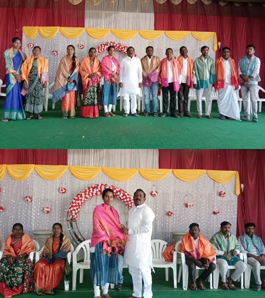 నూతన సర్పంచ్, ఉప సర్పంచ్‌కు శాలువాలతో సన్మానం చేసిన దేవభూషణం.