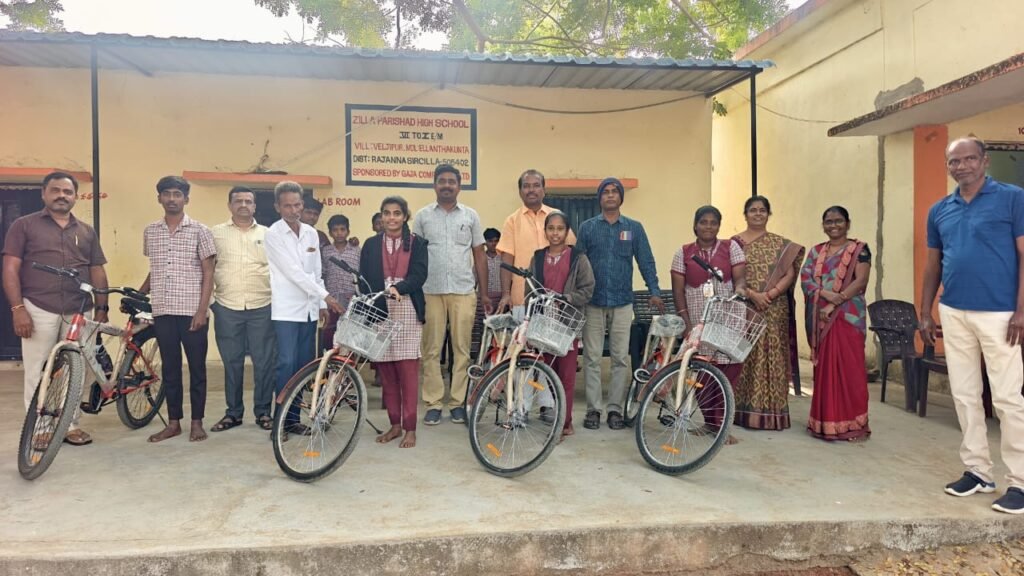 వెల్జిపూర్ పాఠశాలలో పదవ తరగతి విద్యార్థులకు సైకిళ్ల పంపిణీ