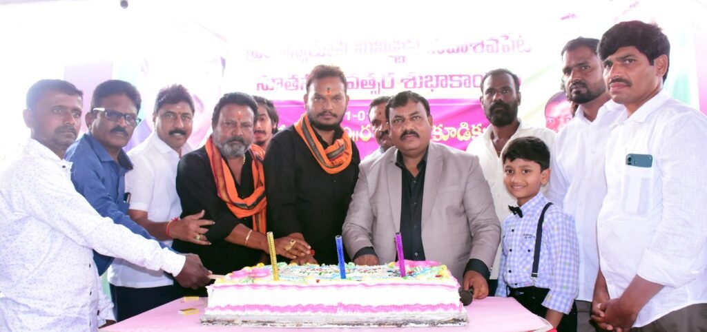 నూతన సంవత్సరం సందర్భంగా ప్రేమ స్వరూపి చర్చిలో కేక్ కట్, అన్నదాన కార్యక్రమం