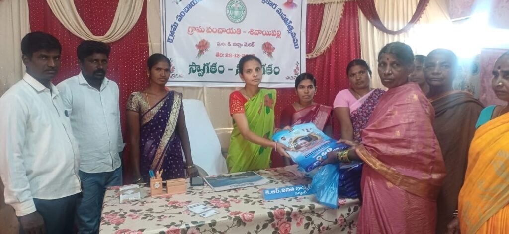 శివాయిపల్లి గ్రామంలో ఇందిరమ్మ చీరల పంపిణీ కార్యక్రమం ఘనంగా నిర్వహణ
