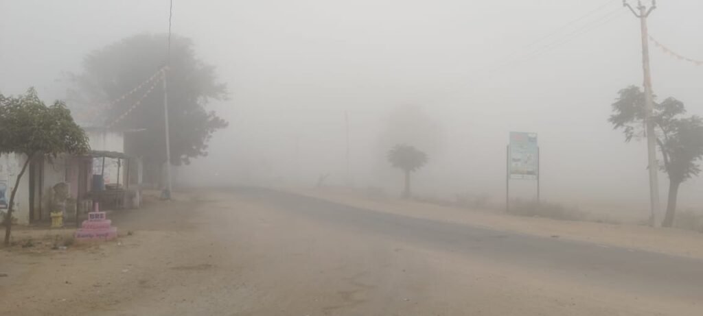 మంచుతో కూడుకపోయిన సూరంపల్లి&nbsp; చలితో వణికిన గ్రామ ప్రజలు