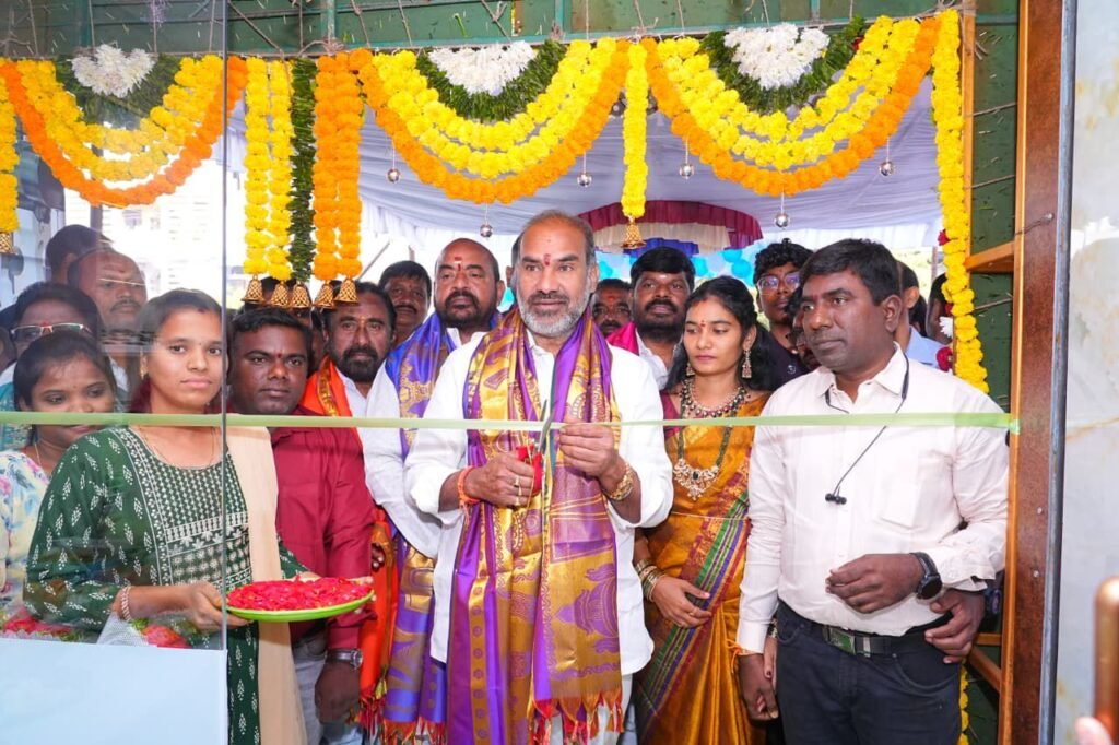 సిరిసిల్లలో ‘కాత్యాయని’ కంటి ఆసుపత్రి ప్రారంభించిన ప్రభుత్వ విప్