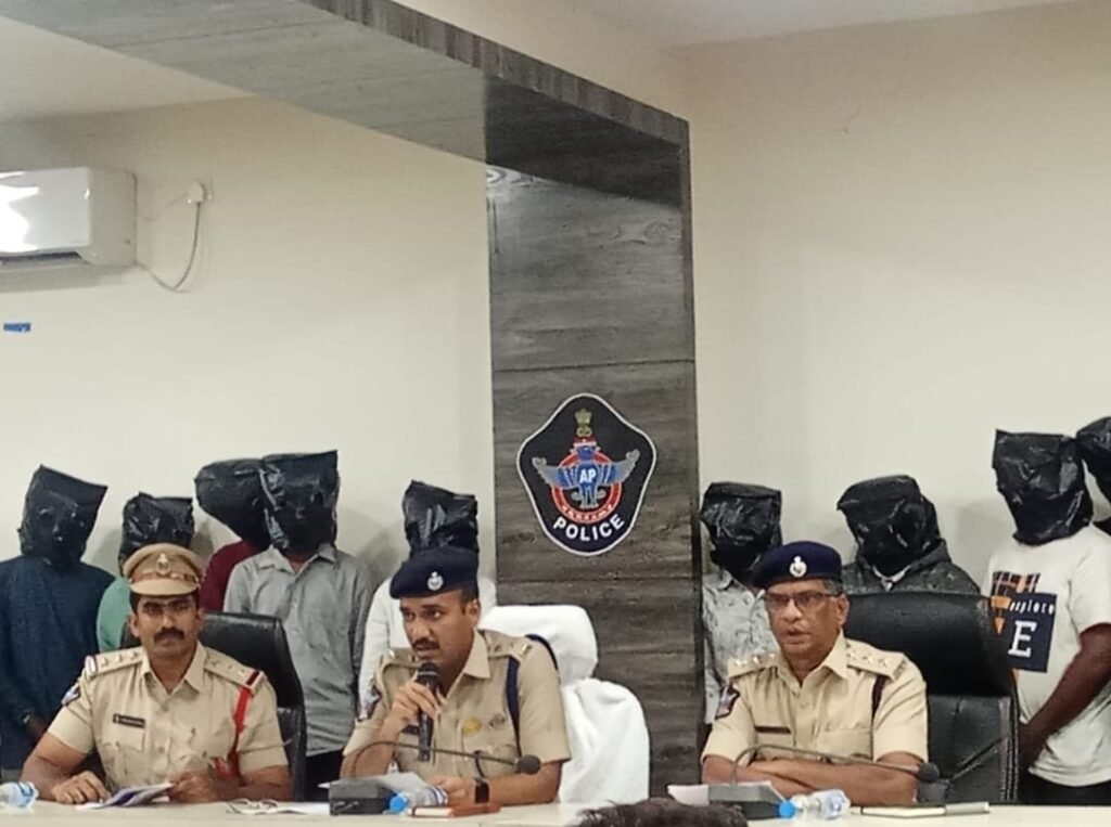 పెదకాకానిలో 14 మంది గంజాయి ముఠా అరెస్ట్