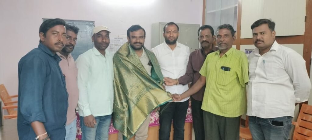 బదిలీపై వెళ్తున్న అధికారికి వీడ్కోలు ఇచ్చిన మామిడి రాజు