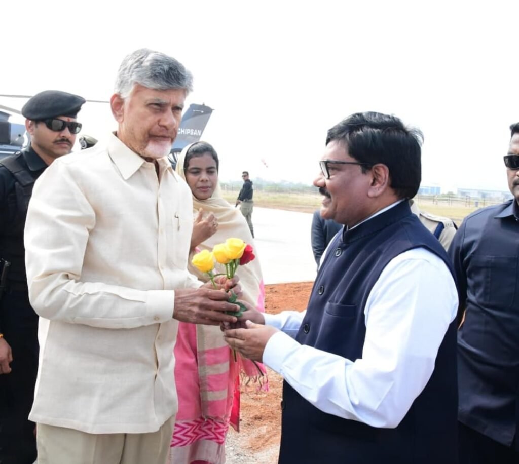 సీఎం చంద్రబాబుకు స్వాగతం పలికిన నగర కమిషనర్