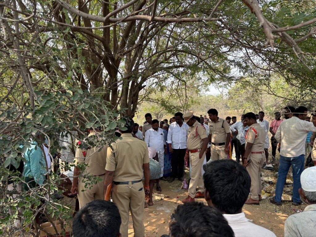 హత్యకు గురైన యువకుడి భౌతికకాయాన్ని సందర్శించిన నియోజకవర్గ బిఆర్ఎస్ పార్టీ ఇంచార్జి బాసు హనుమంతు నాయుడు