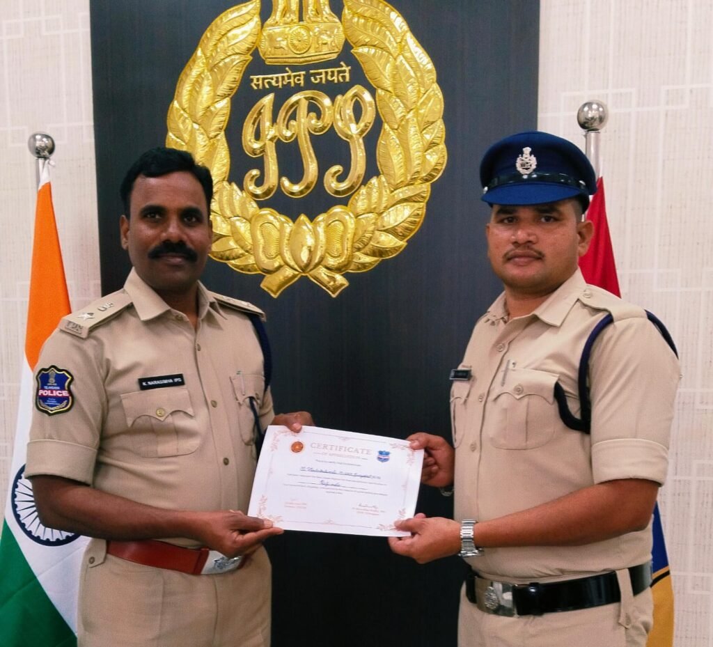 సైబర్ వారియర్స్ కు ప్రశంసా పత్రాలు.