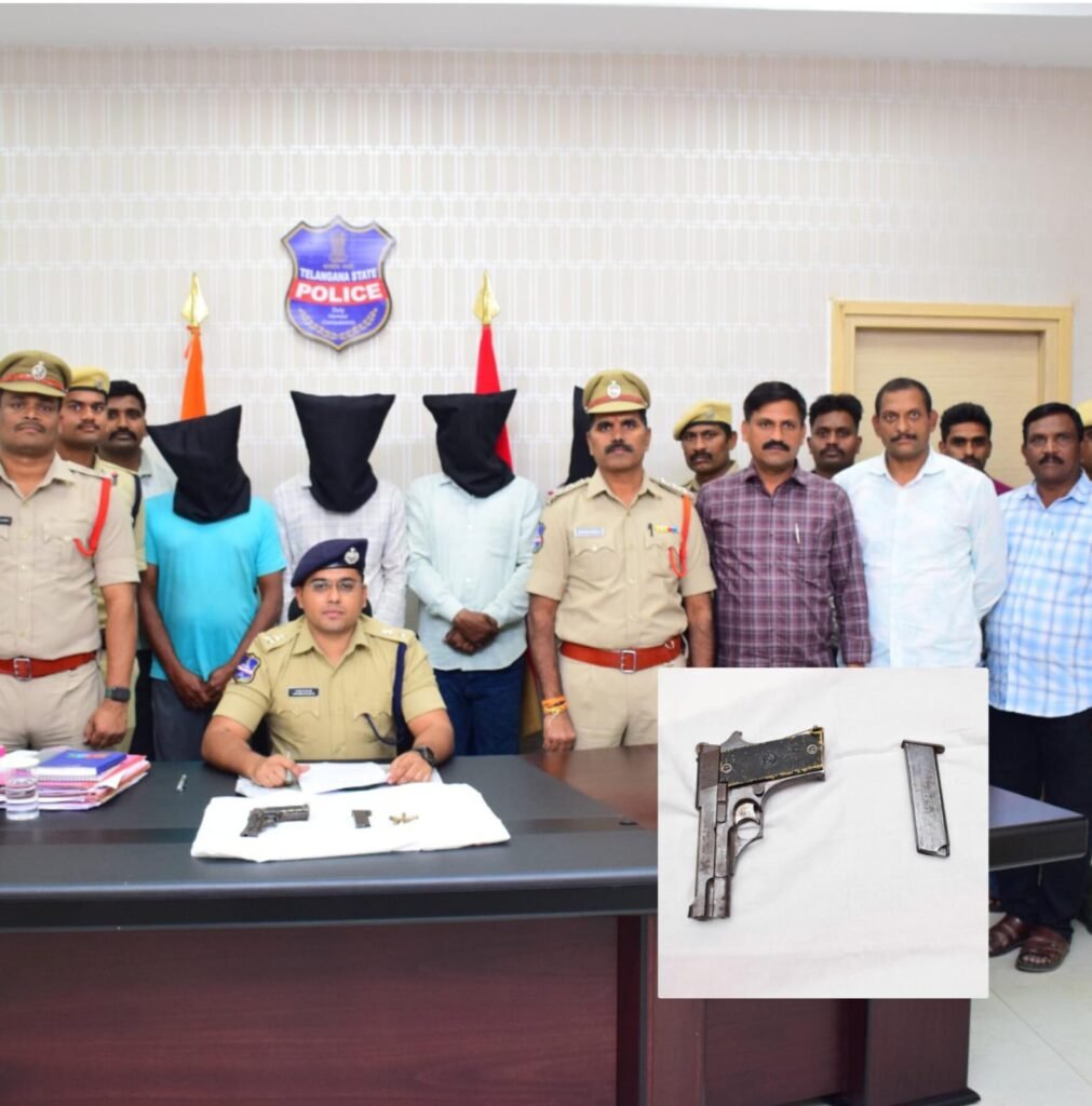 సిరిసిల్లలో ముఠా అరెస్ట్: 9mm పిస్టల్, 5 సజీవ తూటాలు స్వాధీనం