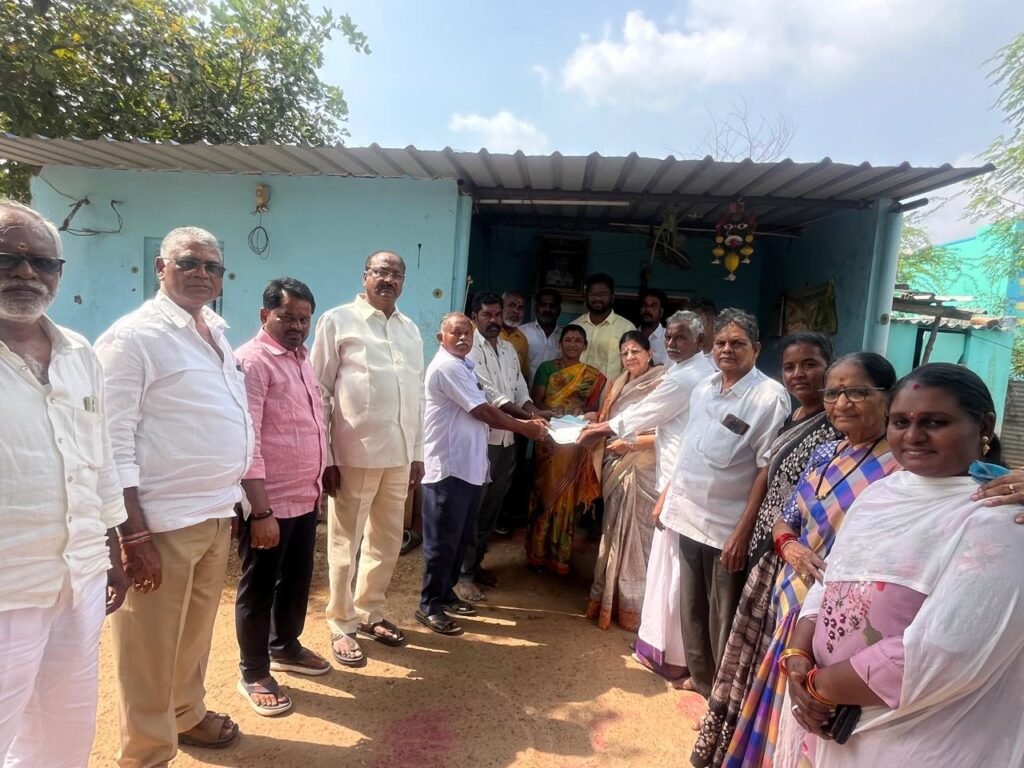 సీఎంఆర్ఎఫ్ చెక్కుల పంపిణీ…..