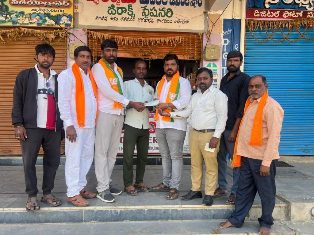 పోగుల రాజు ఆధ్వర్యంలో సీఎం రిలీఫ్ ఫండ్ చెక్కులు పంపిణీ