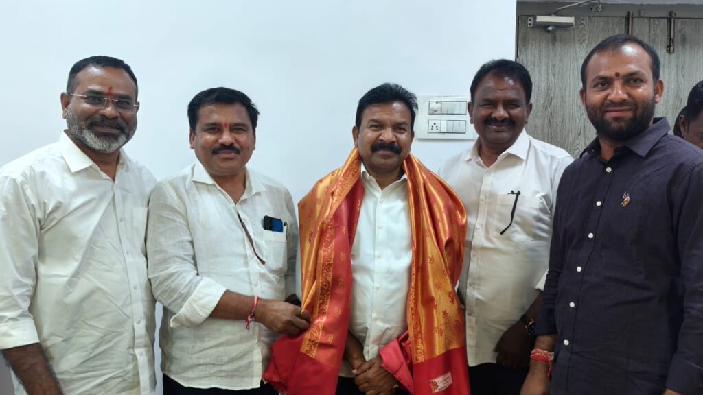 ఎమ్మెల్యే కవ్వంపల్లి సత్యనారాయణ కలిసిన సర్పంచ్ మామిడి రాజు