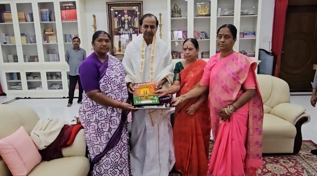 మేడారం మహా జాతరకు మాజీ సీఎం కేసీఆర్‌కు ఆహ్వానం