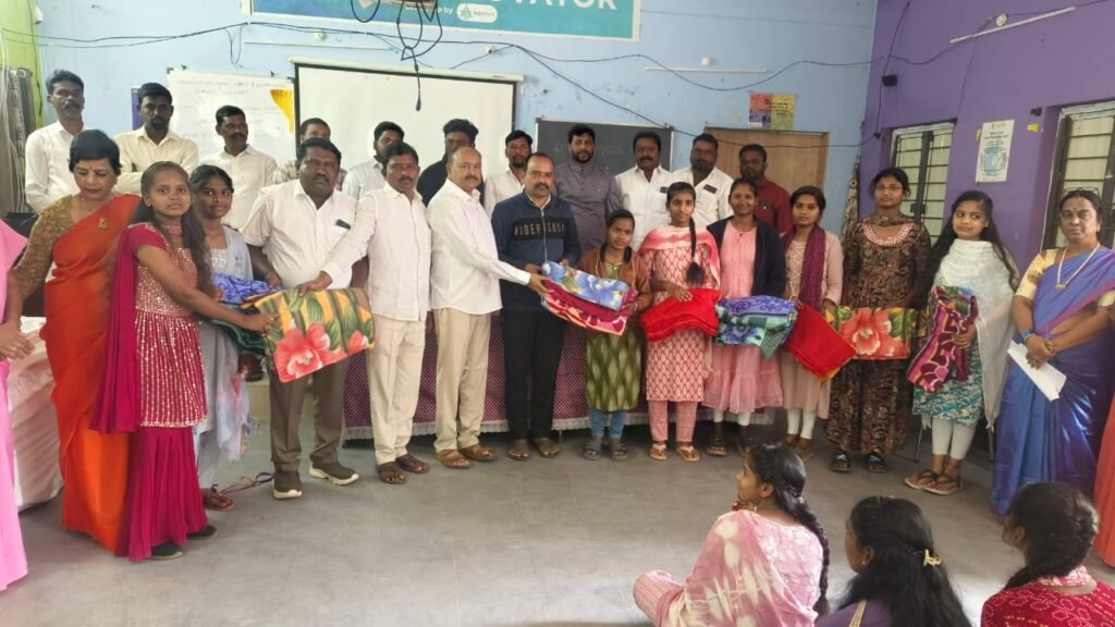 ఇర్కోడ్ మోడల్ స్కూల్ హాస్టల్‌లో దుప్పట్లు పంపిణీ