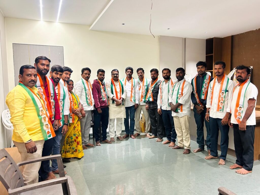 కాంగ్రెస్ పార్టీలో చేరిన నడిమి తండా గ్రామ సర్పంచ్ కేతావత్ రాములు నాయక్.