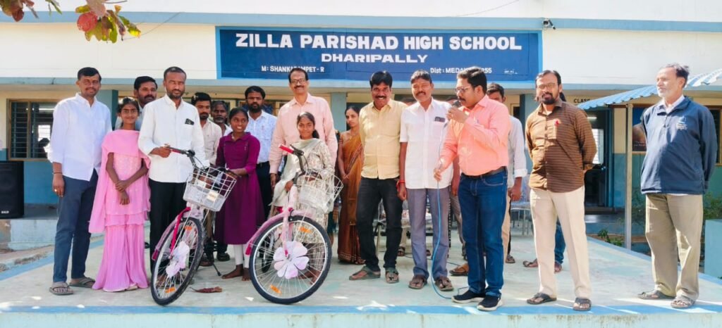 కుమారుడి టేక్మాల్ అక్షిత్ రెడ్డి జ్ఞాపకార్థం విద్యార్థులకు సైకిల్&nbsp; కుర్చీలు పంపిణీ చేసిన టేక్మాల్ శైలజా శేఖర్ దంపతులు