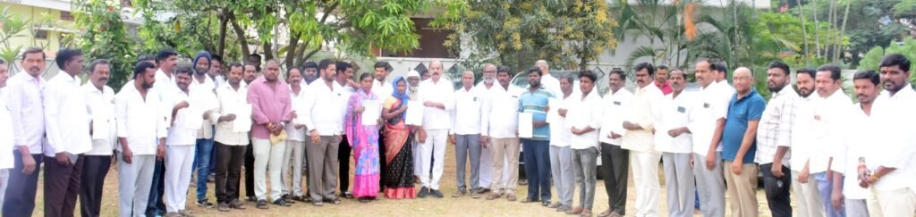 సదాశివపేట క్యాంపు కార్యాలయంలో సీఎం రిలీఫ్ ఫండ్ చెక్కులు పంపిణీ చేసిన ఎమ్మెల్యే చింతా ప్రభాకర్