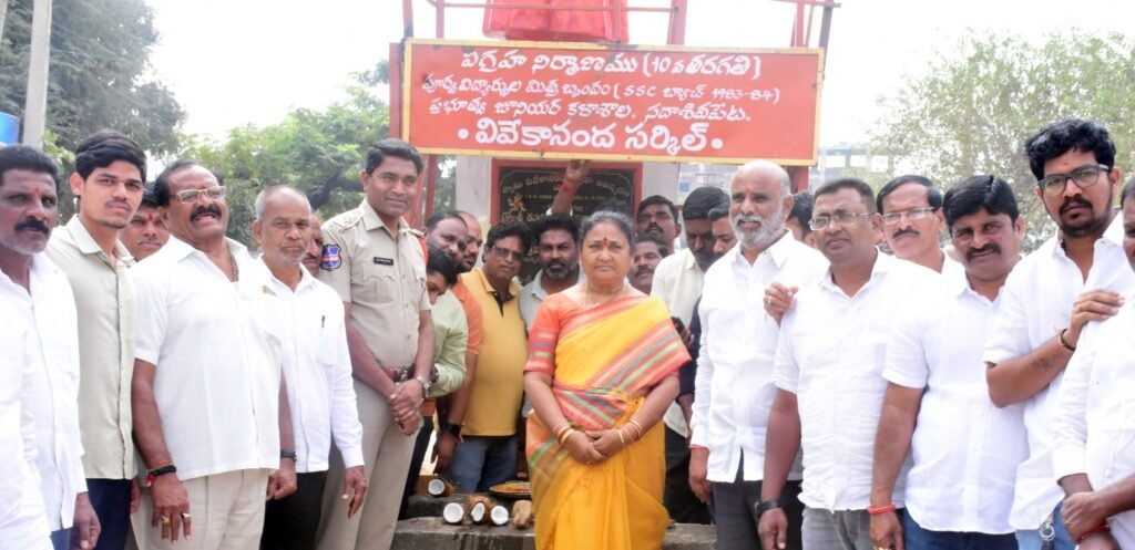 వివేకానంద జయంతి సందర్భంగా విగ్రహానికి పూలమాలవేసి నివాళులర్పించిన టీజీఐఐసీ చైర్మన్ నిర్మల జగ్గారెడ్డి