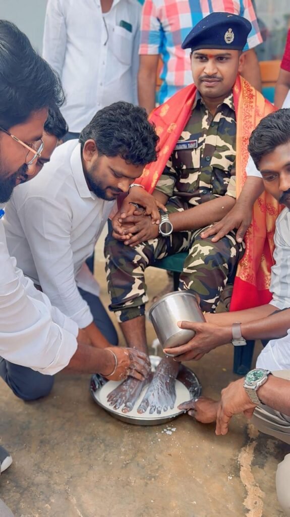 సరిహద్దు వీరుడికి ఘన నిరాజనం జవాన్ కాళ్ళు కడిగిన రాపోలు నవీన్ కుమార్