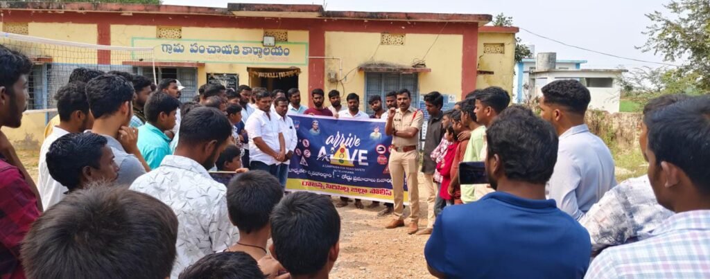 మంగలపల్లిలో ‘అరైవ్ అలైవ్’: రోడ్డు భద్రతపై పోలీసుల అవగాహన