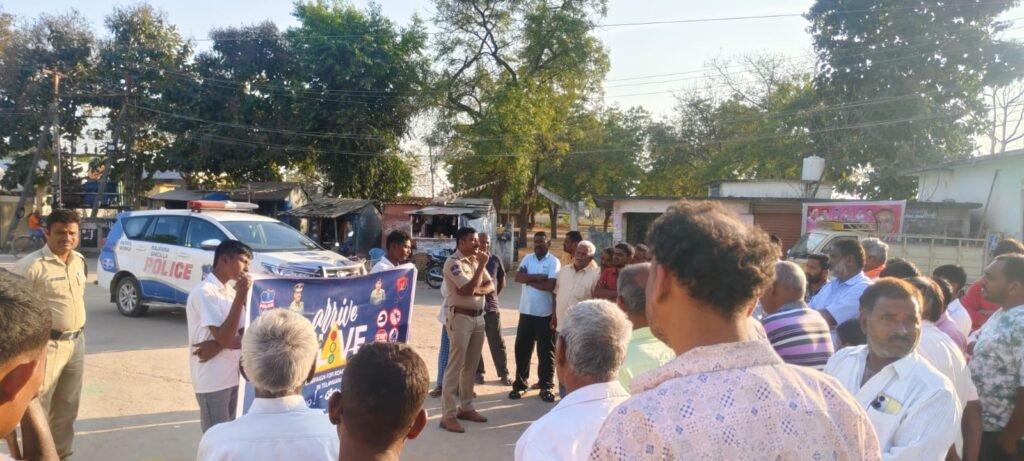 రోడ్డుభద్రత ప్రతి ఒక్కరి బాధ్యత: కోనరావుపేట ఎస్సైప్రశాంత్ రెడ్డి