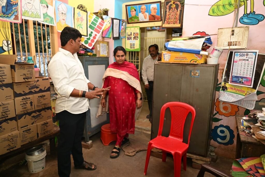 విద్యార్థులకు అన్ని మౌళిక సదుపాయాలు కల్పించాలి: కమిషనర్ మౌర్య..