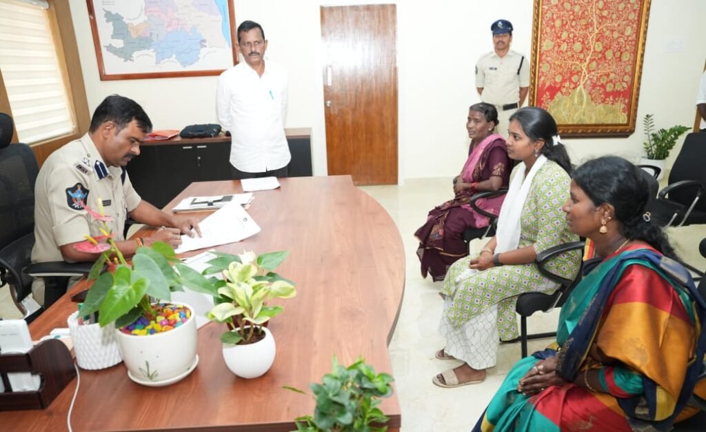 “తక్షణ చర్యలకు దారి…‘మీకోసం’ వేదికలో 81 ఫిర్యాదులను ఎస్.పీ స్వయంగా సమీక్షించారు”