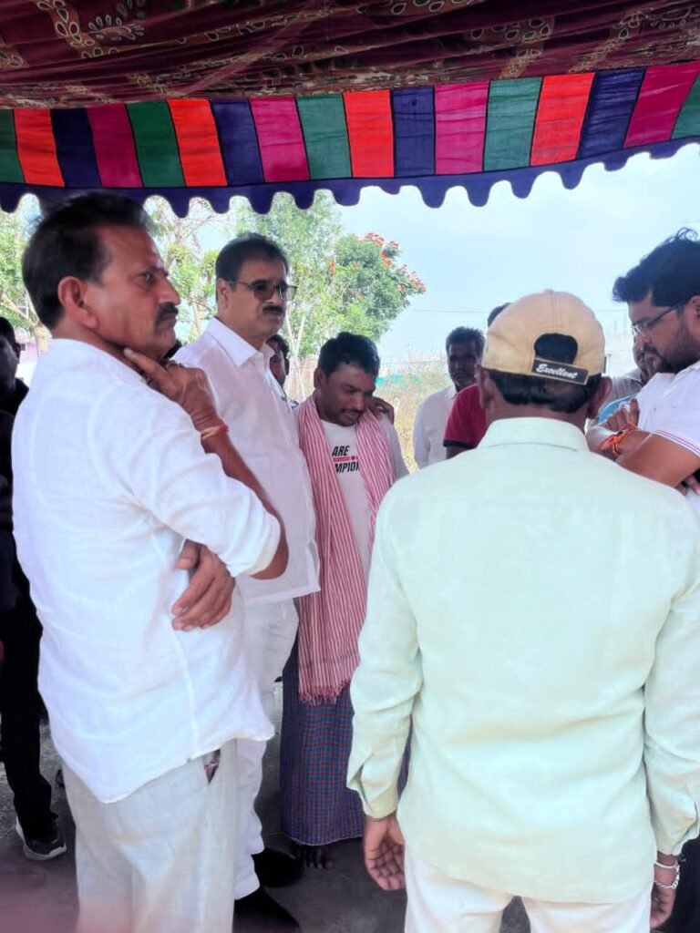 మాజీ సర్పంచ్ కుటుంబాన్ని పరామర్శించిన నాయకులు-ఆర్థిక సహాయం అందజేసిన దేవేందర్ రెడ్డి