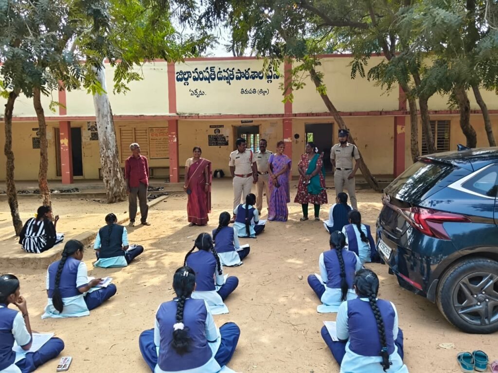 హెడ్‌మాస్టర్ ముని లక్ష్మీ ఆధ్వర్యంలో సైబర్ నేరాలపై అవగాహన.