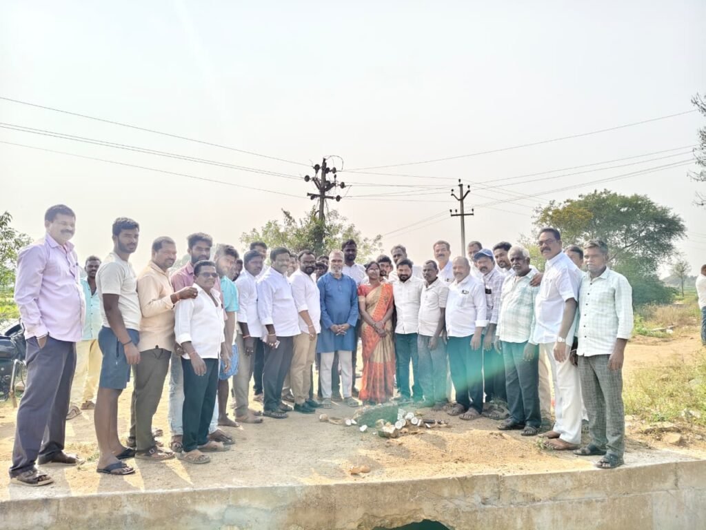 బ్రిడ్జి నిర్మాణ పనులకు శంకుస్థాపన చేసిన మాజీ ఎమ్మెల్యే నర్సారెడ్డి