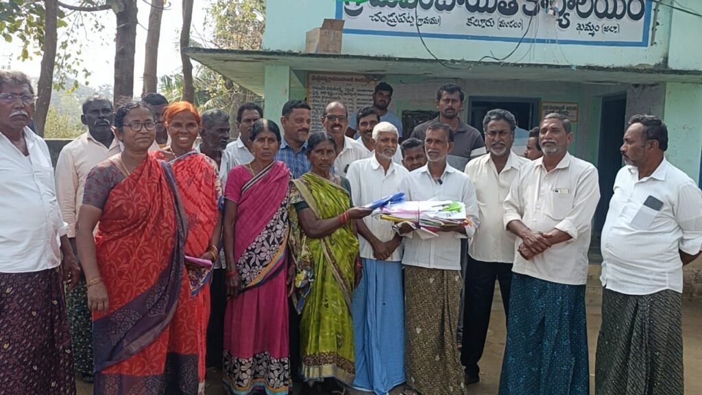 చండ్రుపట్ల సొసైటీలో రైతులు ఆందోళన