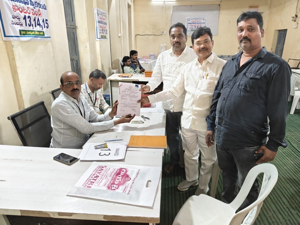 13వ వార్డుకు వివేకానంద నామినేషన్ దాఖలు