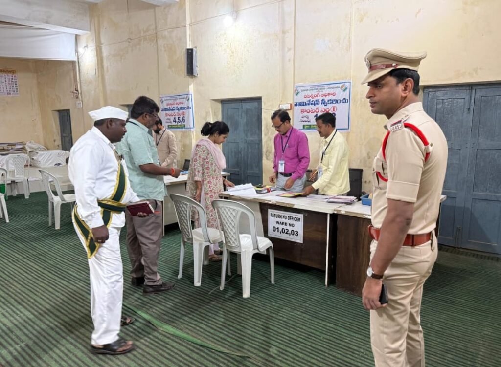 నామినేషన్ ప్రక్రియను పరిశీలించిన సబ్ కలెక్టర్