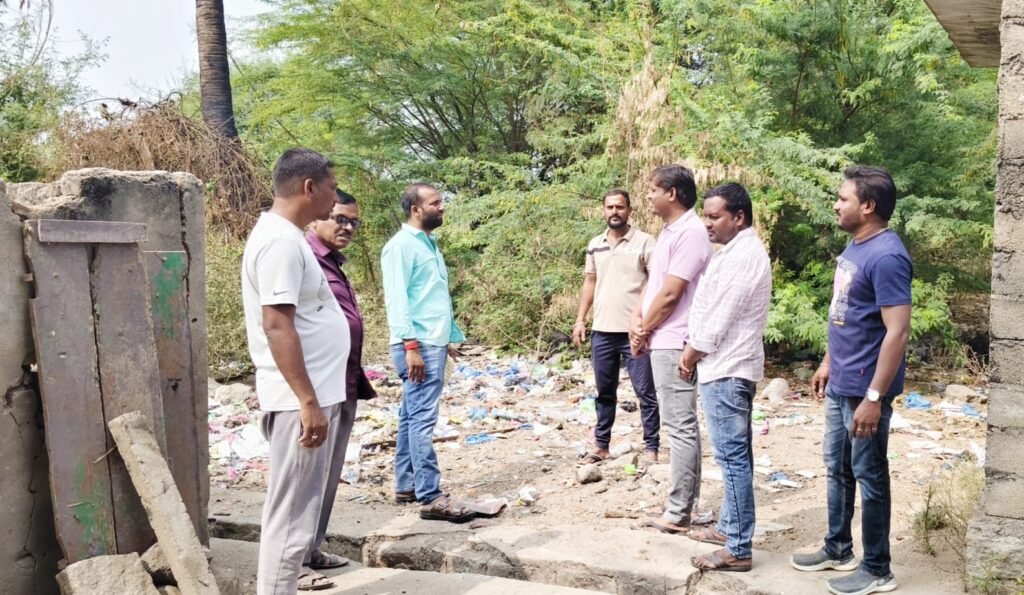 ఇల్లంతకుంట గ్రామంలో వార్డు సమస్యలపై సర్పంచ్ క్షేత్రస్థాయి పరిశీలన