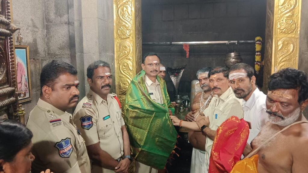 శివాలయాన్ని దర్శించుకున్న డీఎస్పీ శ్రీనివాస్ రెడ్డి