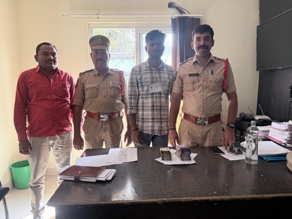 సిరిసిల్ల చెక్‌పోస్ట్ వద్ద భారీగా నగదు సీజ్