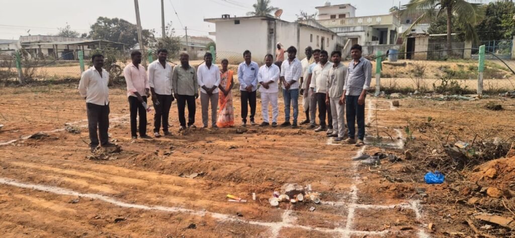 మహిళా సమైక్య భవన నిర్మాణానికి భూమి పూజ చేసినకన్మన్ కల్వ సర్పంచ్