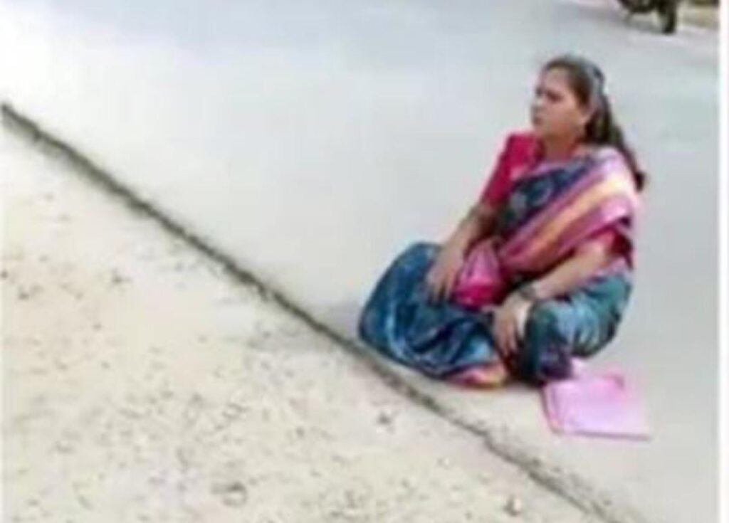 టిక్కెట్ ఇవ్వలేదని తిట్టిన మహిళ