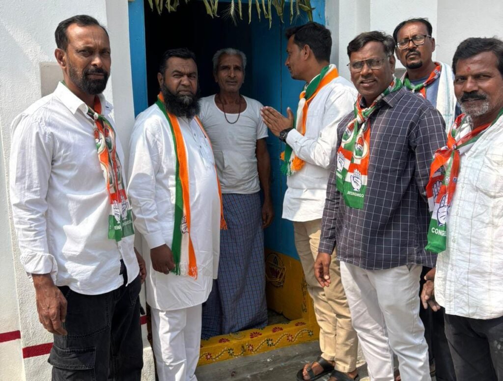 12వ వార్డులో కాంగ్రెస్ అభ్యర్థి షారుఖ్ ఖాన్ జోరుగా ఎన్నికల ప్రచారం