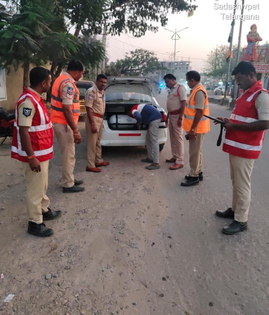 మున్సిపల్ ఎన్నికల నేపథ్యంలో సదాశివపేటలో కట్టుదిట్టమైన తనిఖీలు