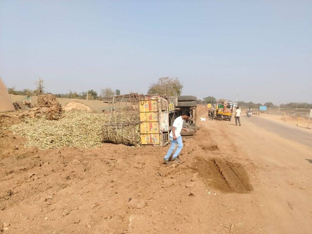 చెరుకు లారీ బోల్తా