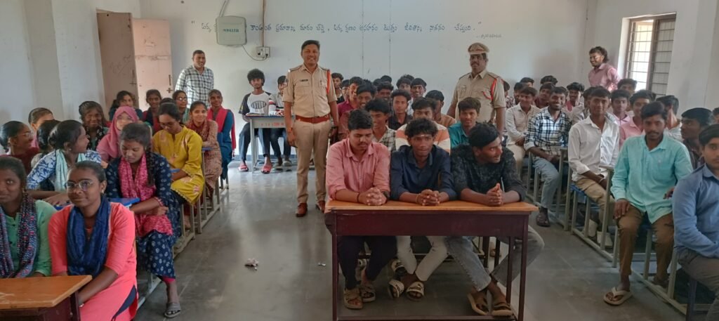 పరీక్షల సమయంలో ప్రణాళికాబద్ధంగా చదవాలి-చందుర్తి ఎస్ఐ జె.రమేష్