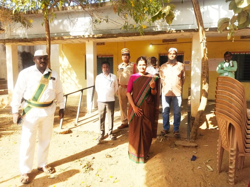 ఓటు హక్కును వినియోగించుకున్న సబ్ కలెక్టర్