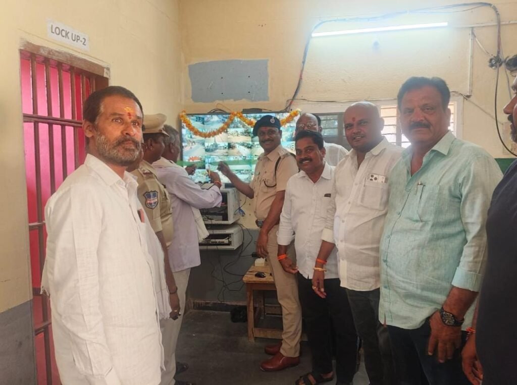 నూతన సీసీ కెమెరాలు ప్రారంభించిన డిఎస్పి శ్రీనివాస్ రెడ్డి