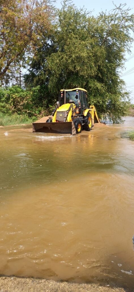 రైతులకు ఊపిరి పోసిన చర్య-ఫీడర్ -కెనాల్‌లో పూడిక తొలగింపు